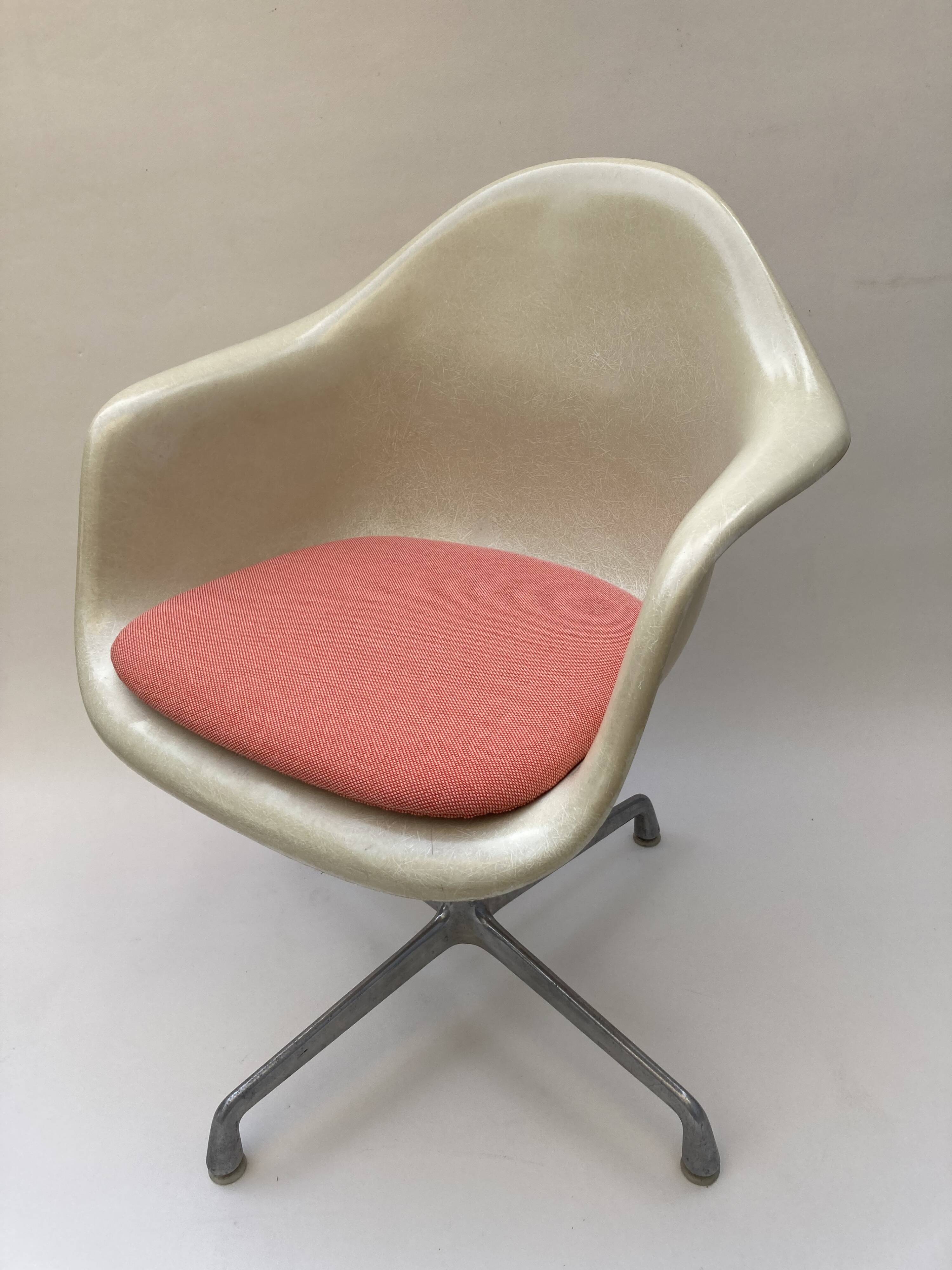 Fauteuil PACC Charles & Ray Eames pour Herman Miller