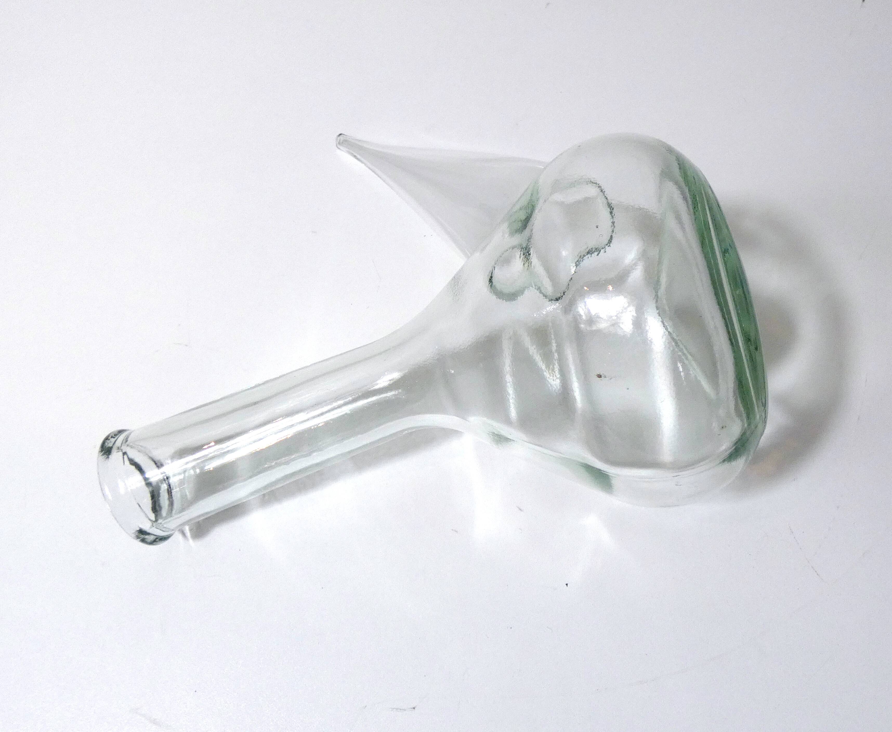 Ancienne carafe à vin en verre