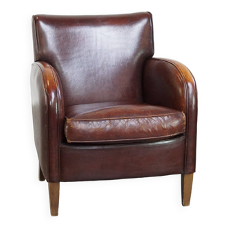 Fauteuil en cuir de mouton subtil avec une belle finition et une bonne patine