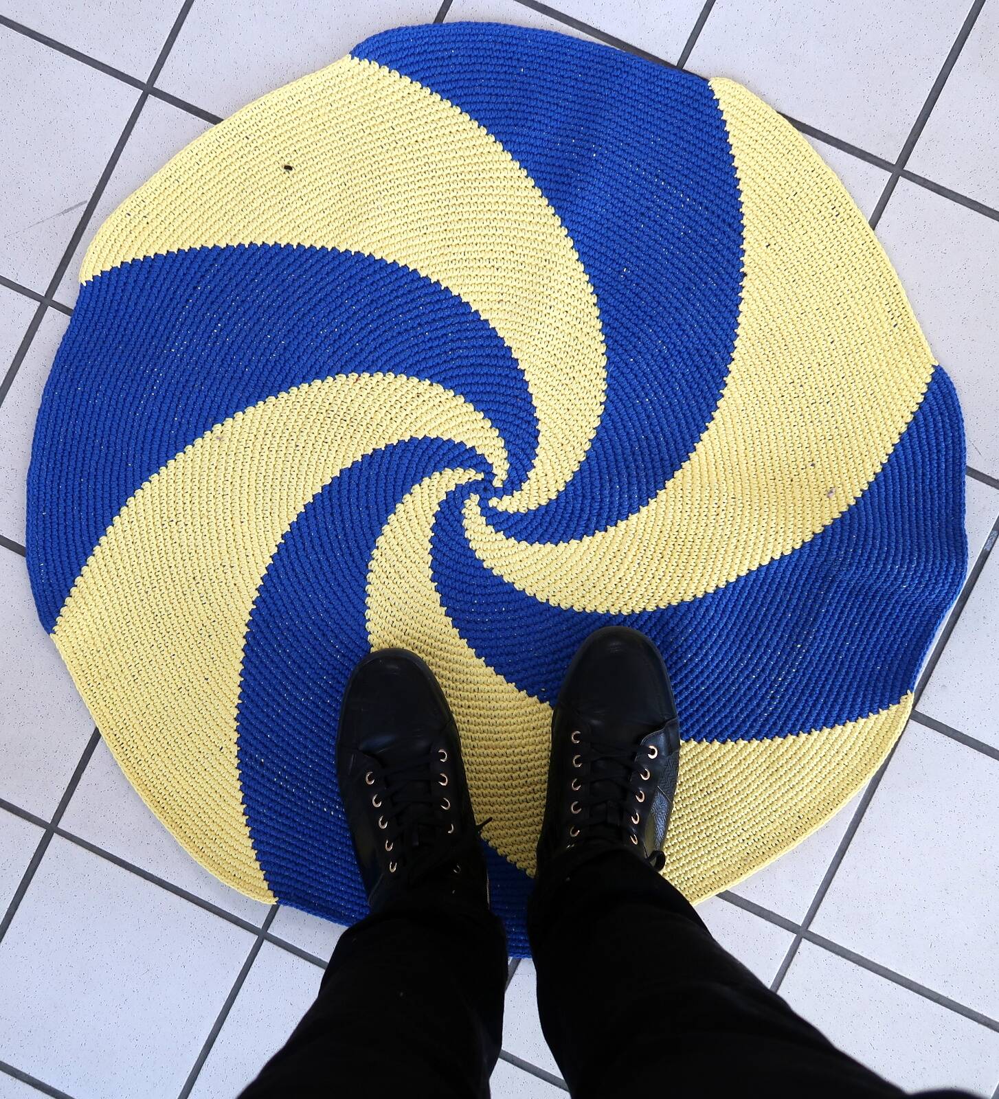 Tapis contemporain ora tressé en coton (77cm), édition unique