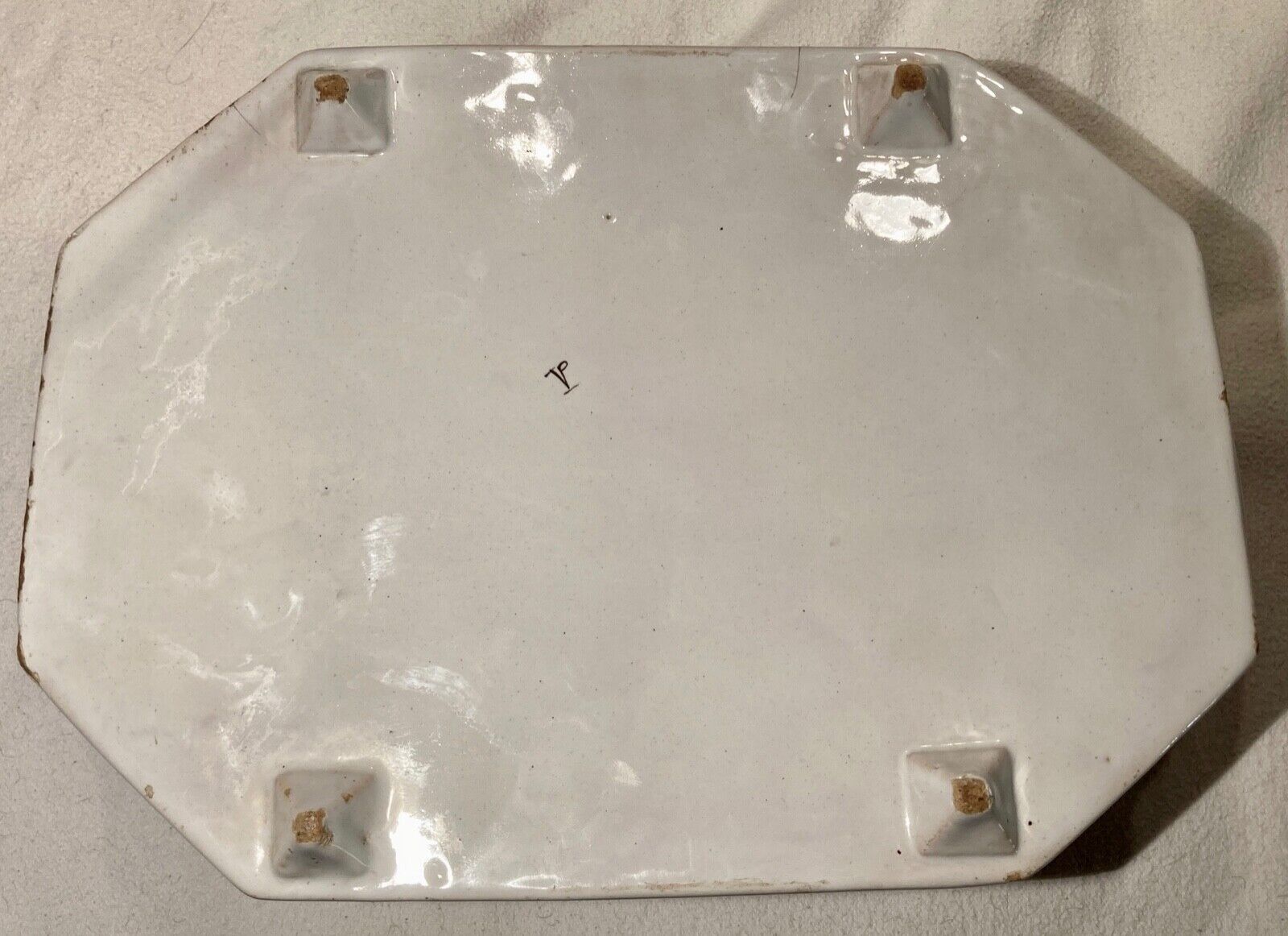 Midtable XVIIIth century decoration to the chinese faience de marseille signed vp for veuve perrin