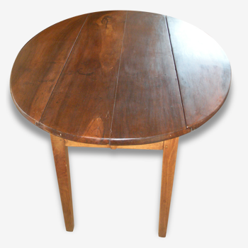 Oval table in Walnut