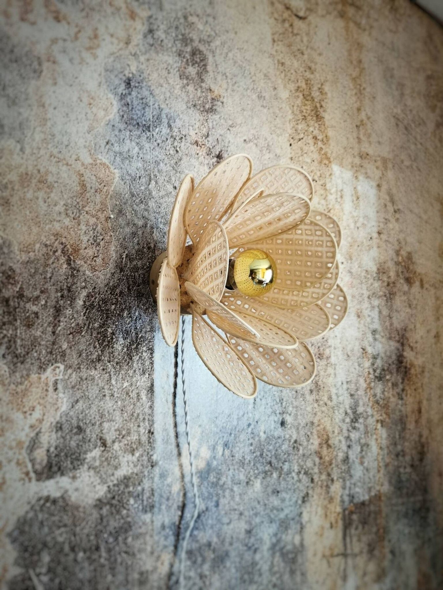 Applique murale fleur composée de pétales en rotin et broderie nude