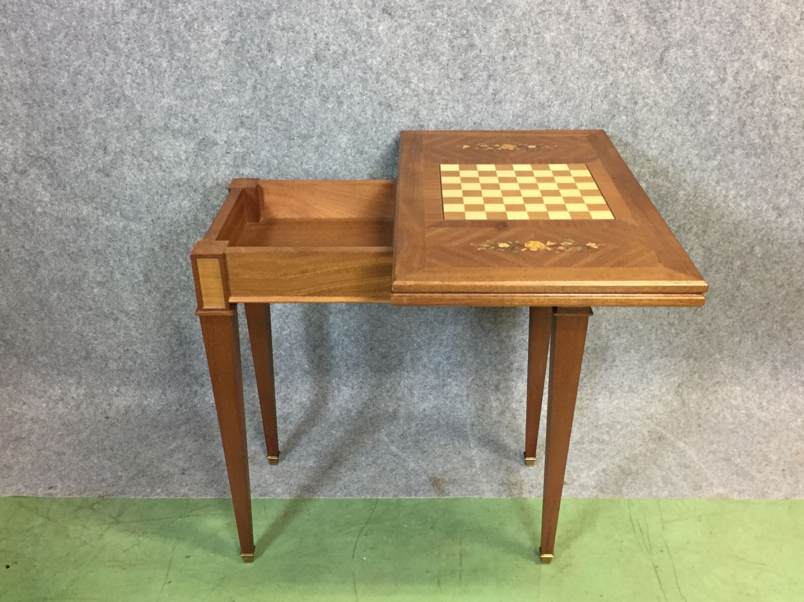 Table à jeux des années 50 en marqueterie