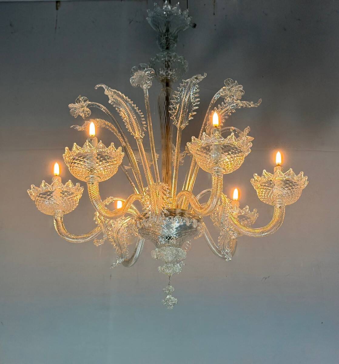 Venetian chandelier made of Murano glass, six light arms, circa 1940.
