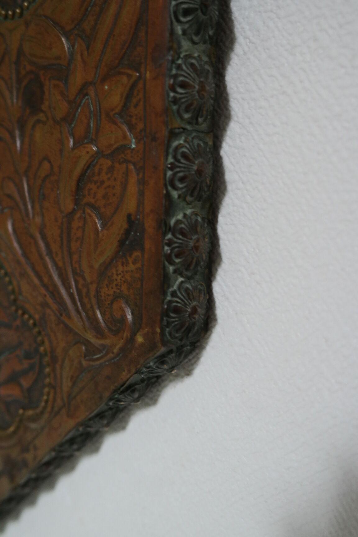 Antique bevelled artisanal mirror in repoussé copper - 54x45cm