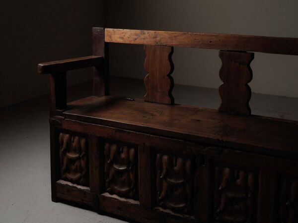 Banc-coffre sculpté en bois massif, XVIIIᵉ siècle