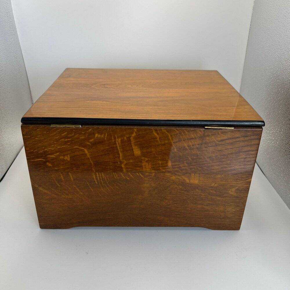 Jugendstil / Art Nouveau Box in Partly Ebonized Solid Oak, Austria, 1900
