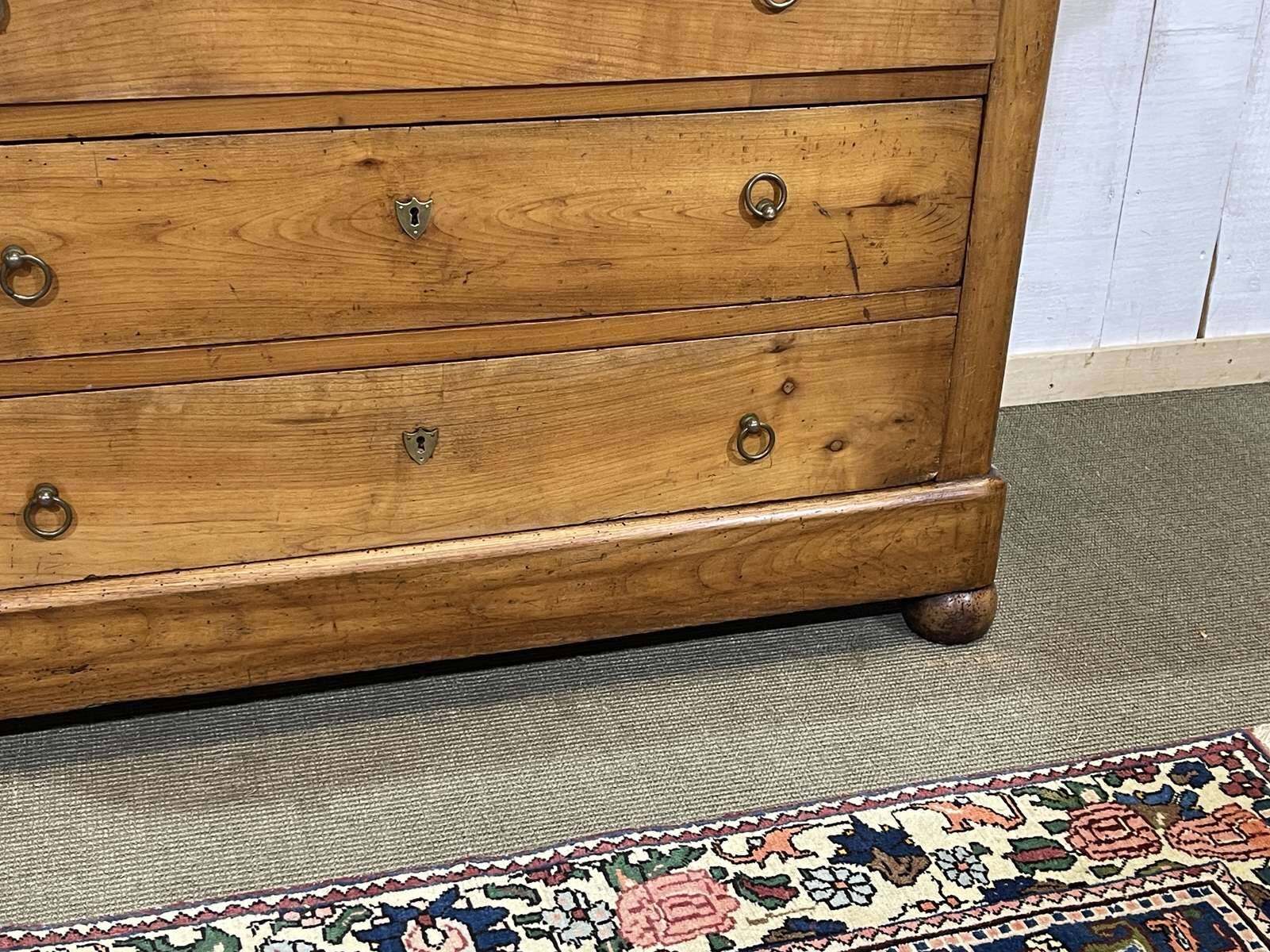 Commode Restauration XIXème en merisier et dessus marbre noir