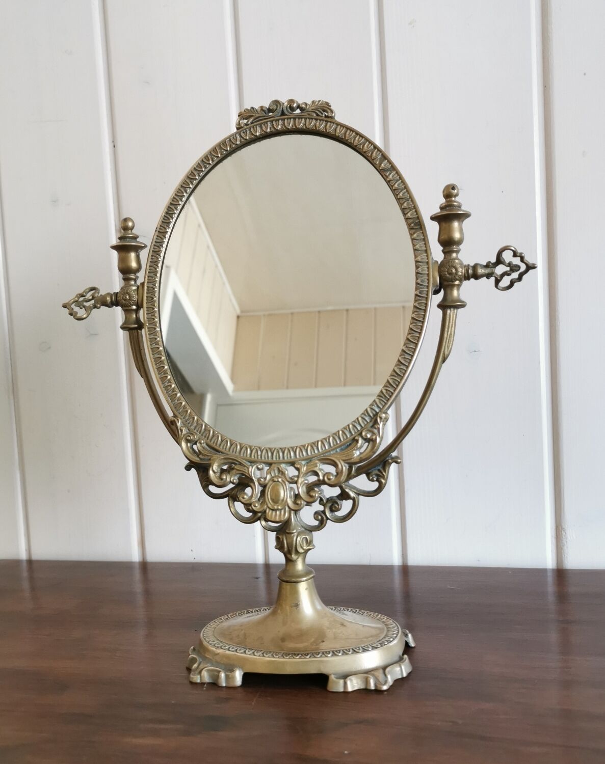 Oval mirror on psyche stand