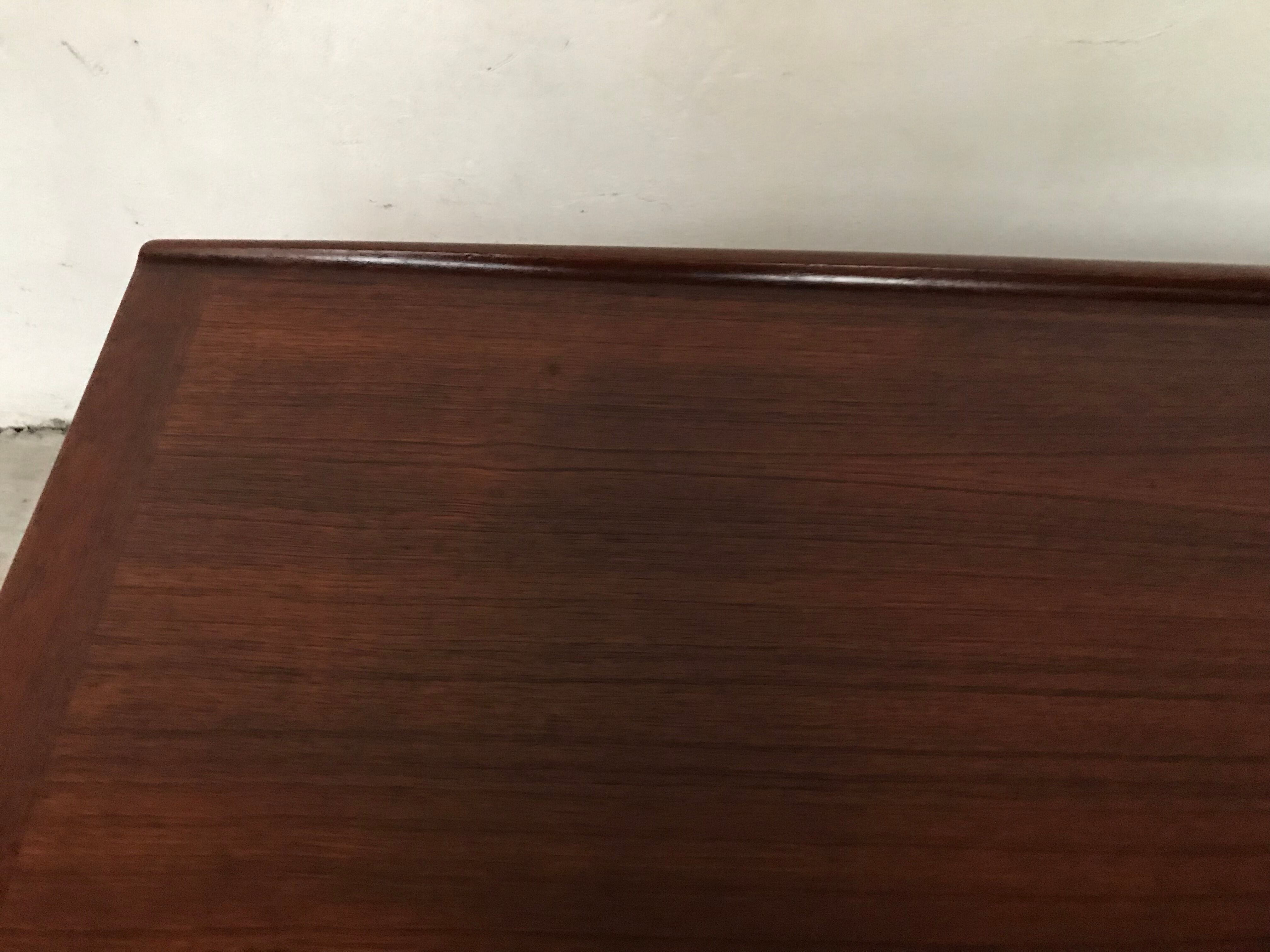 Table basse par Grete Jalk pour Poul Jeppesens en teck