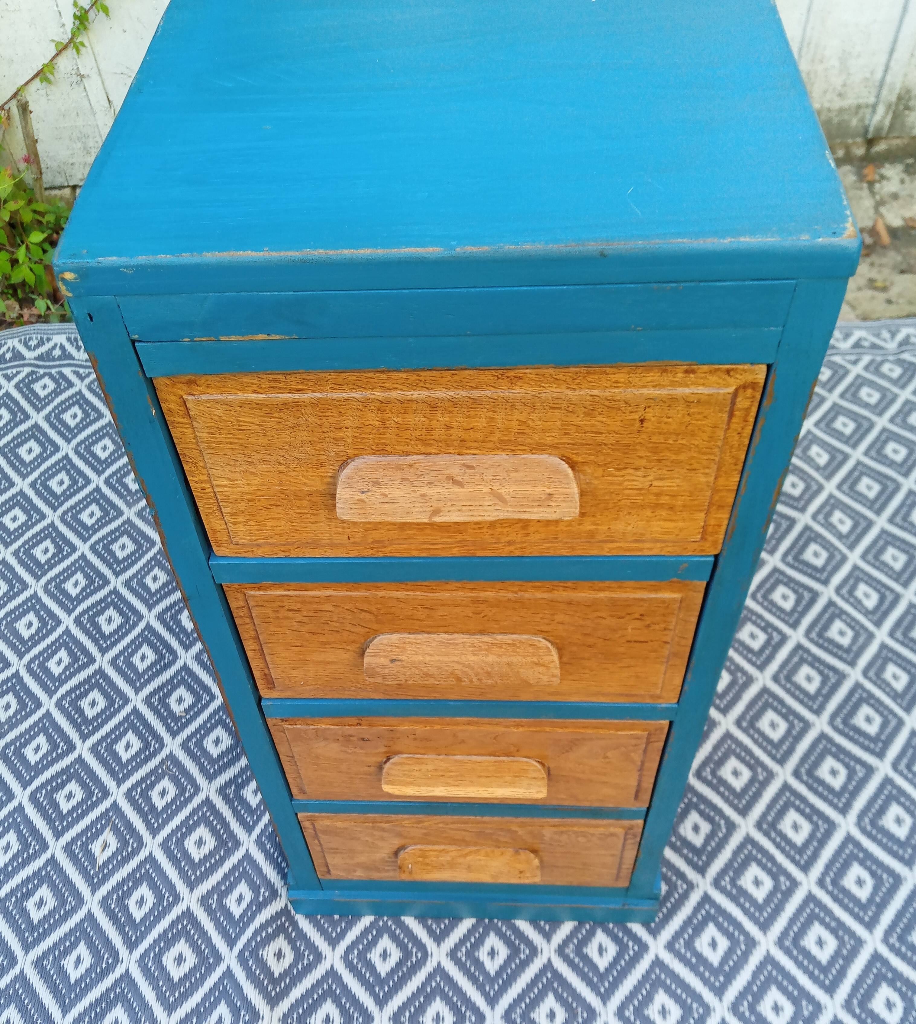 Meuble à tiroirs