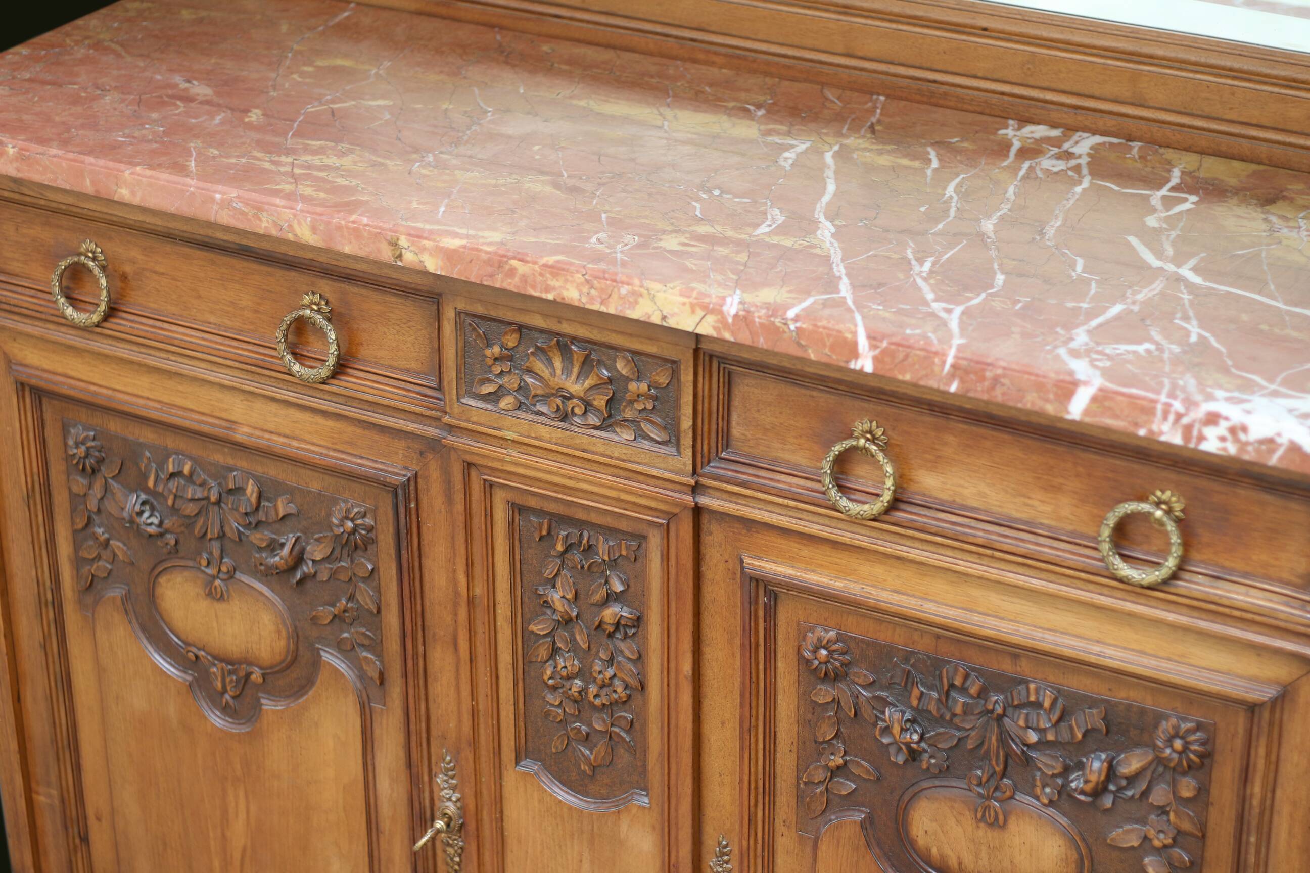 Buffet with mirror in solid walnut. Late 19th century, beautiful piece.