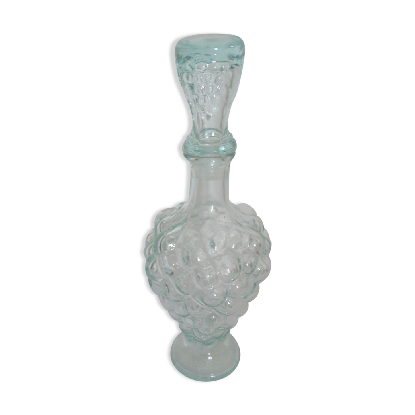 Carafe glass shape bunch of grapes