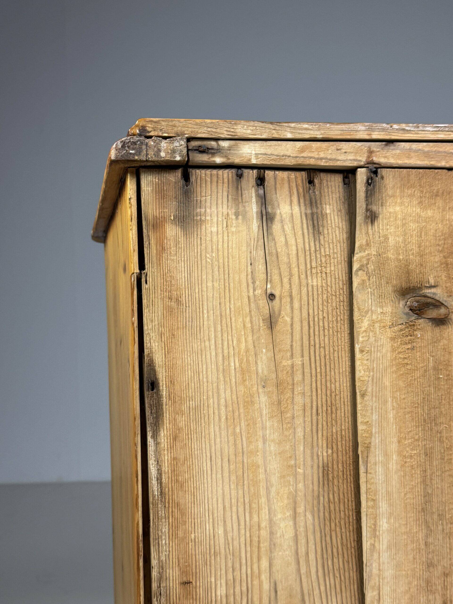 Pine commode English