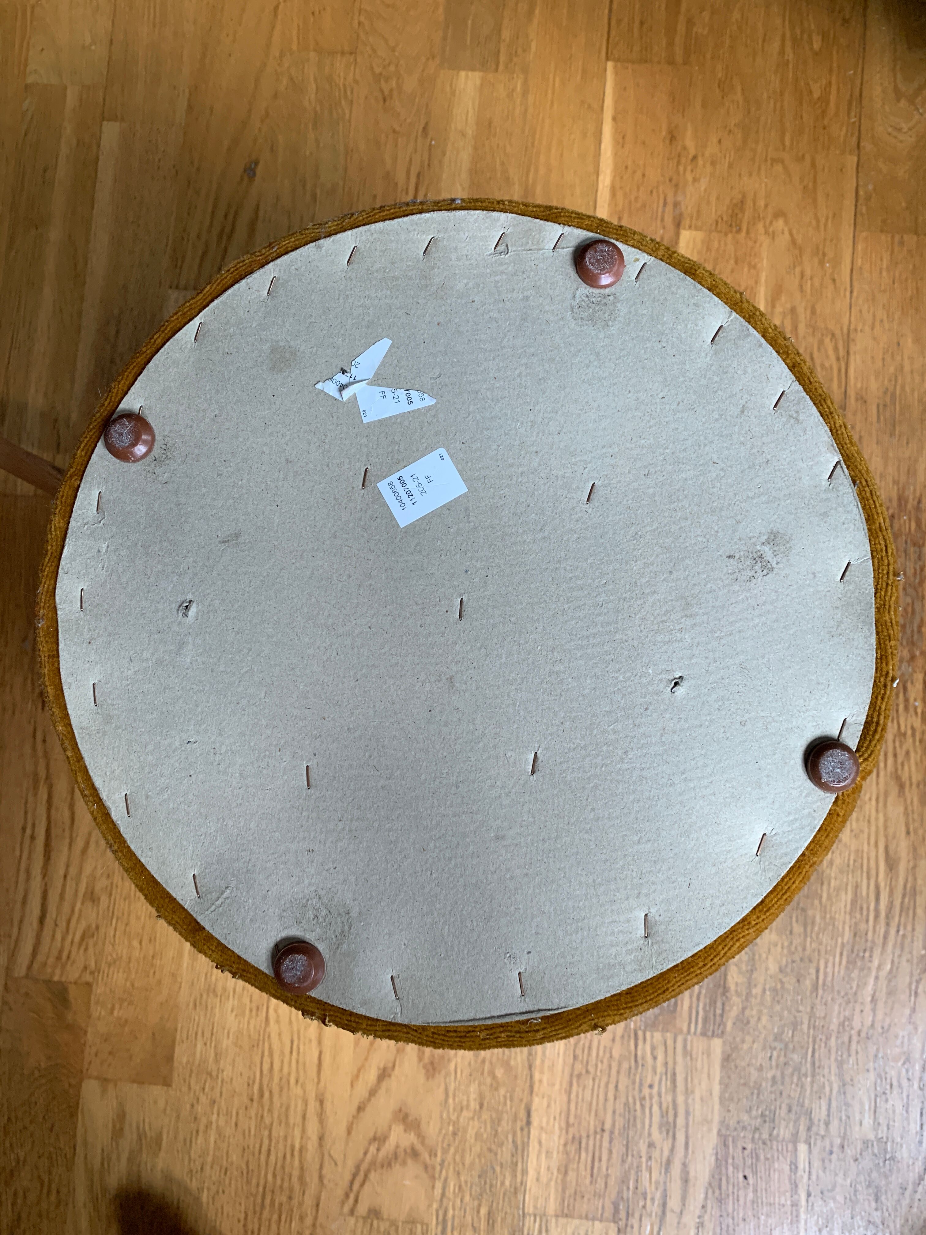 Pouf velours couleur or