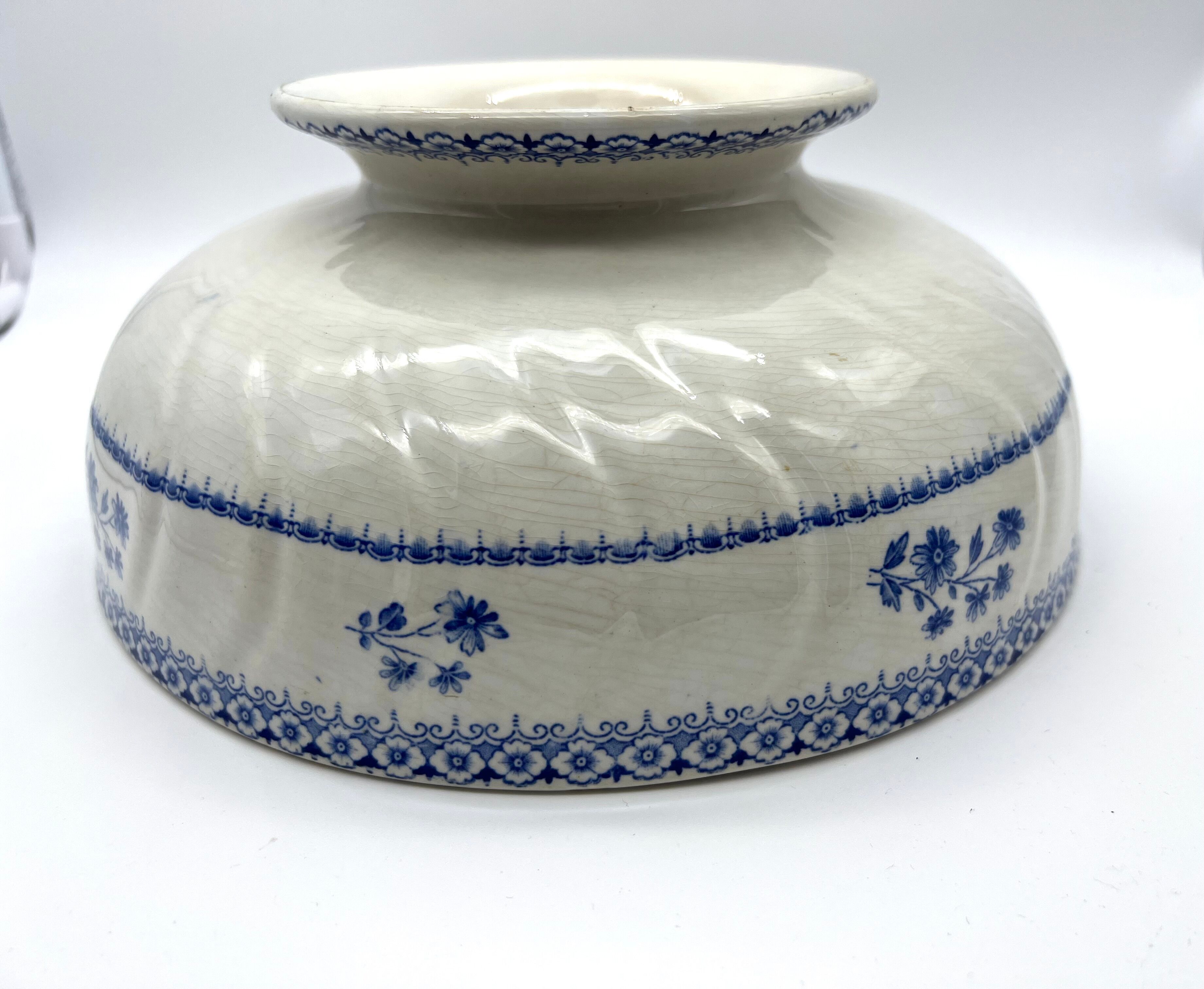 Old salad bowl on pedestal Boch Frères Astre