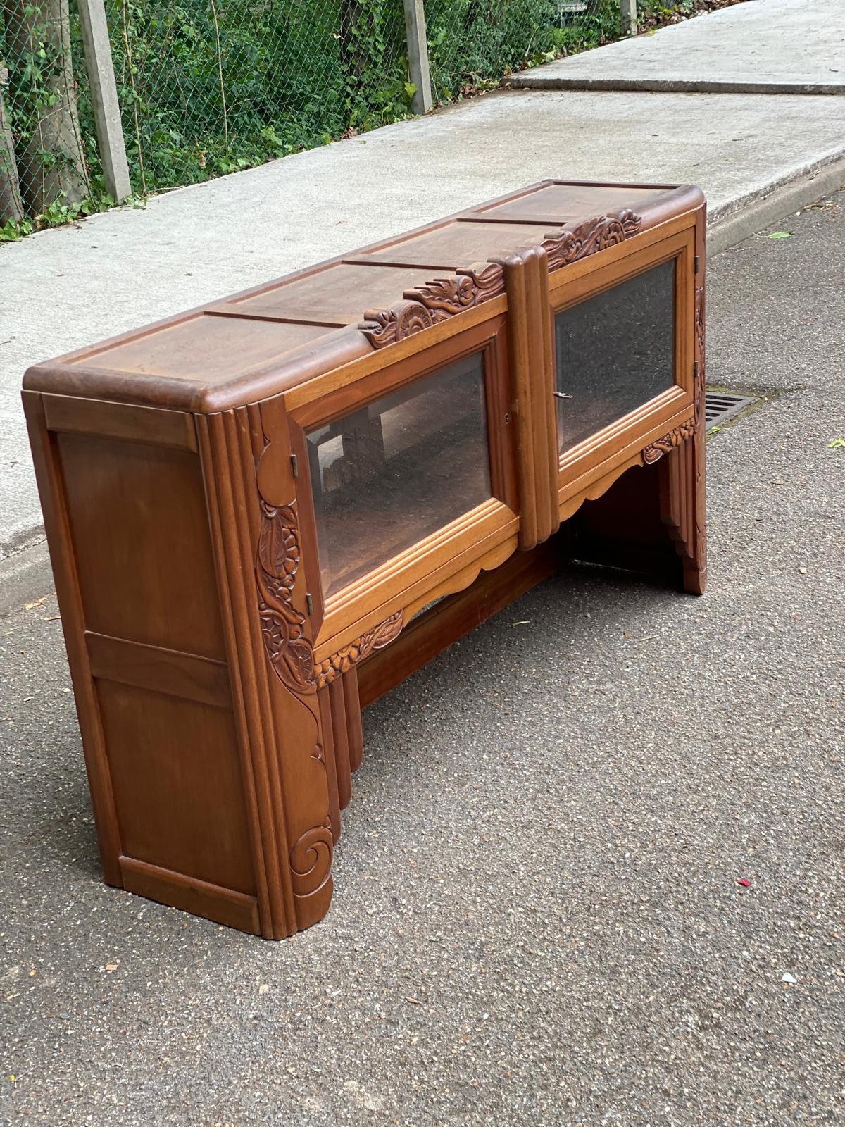 Art Deco sideboard top, low display cabinet in solid walnut and mirror, 1940.
