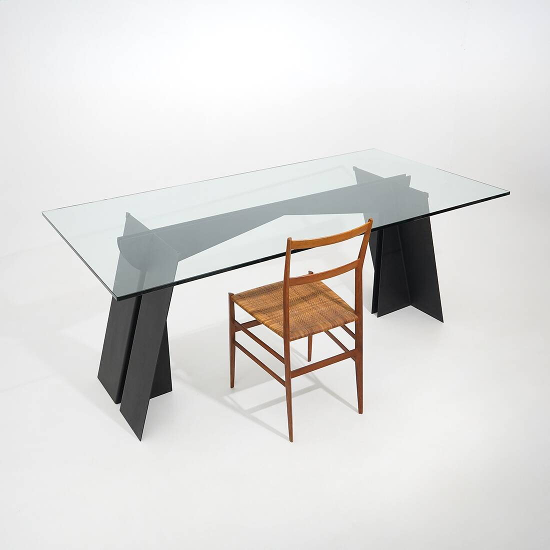 Table en verre et métal noir, années 1970