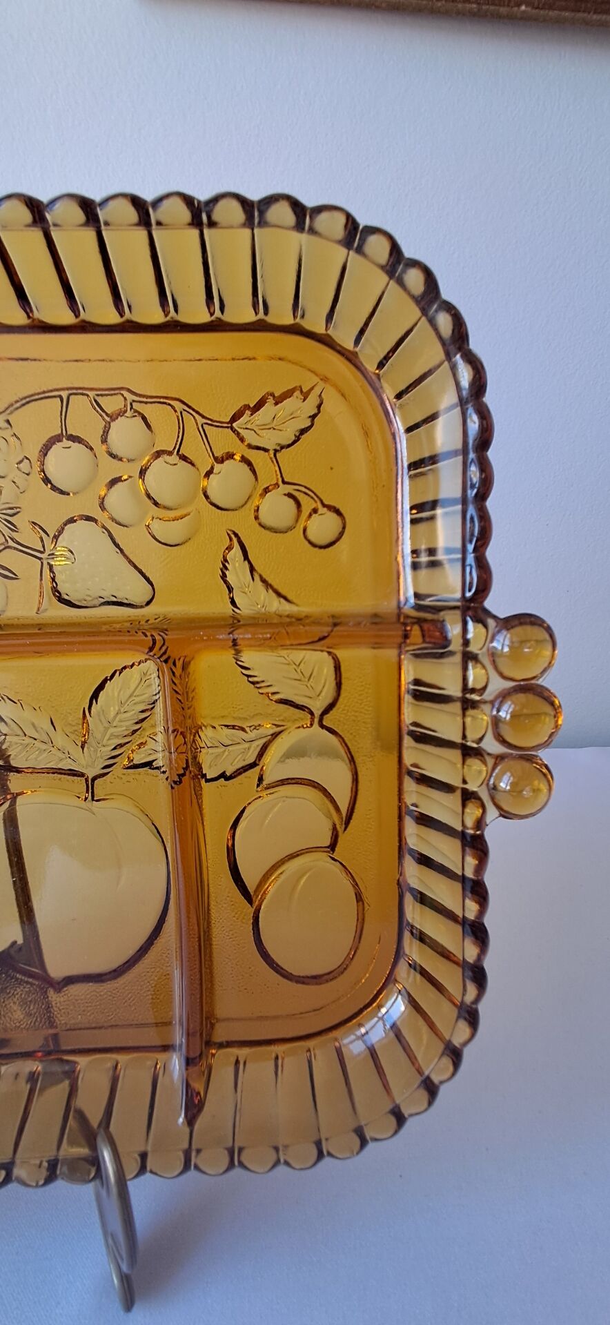 Plateau à compartiments. Verre ambré.  Années 70