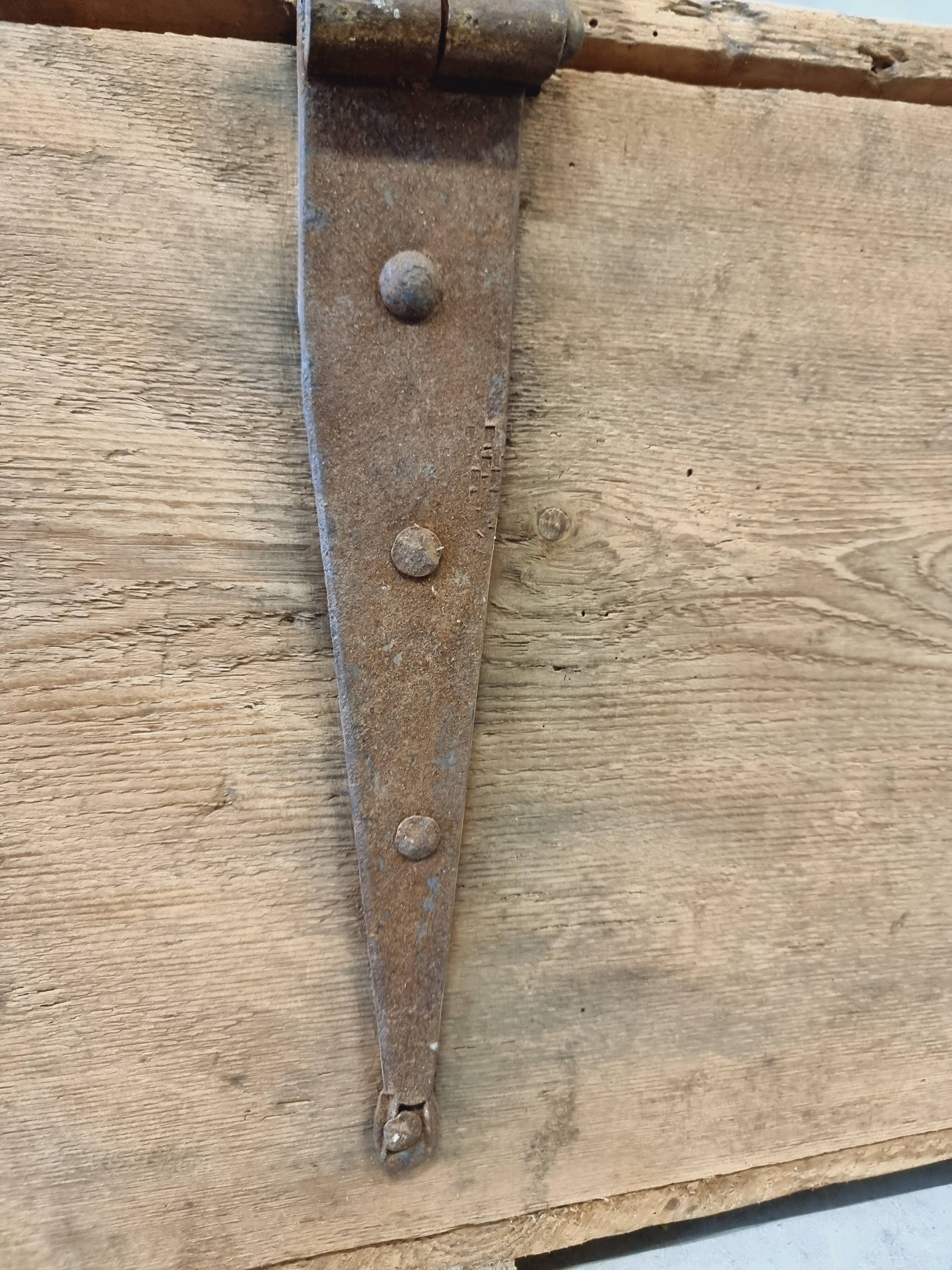 Coffre ancien table basse XIXe siècle 57x152 cm