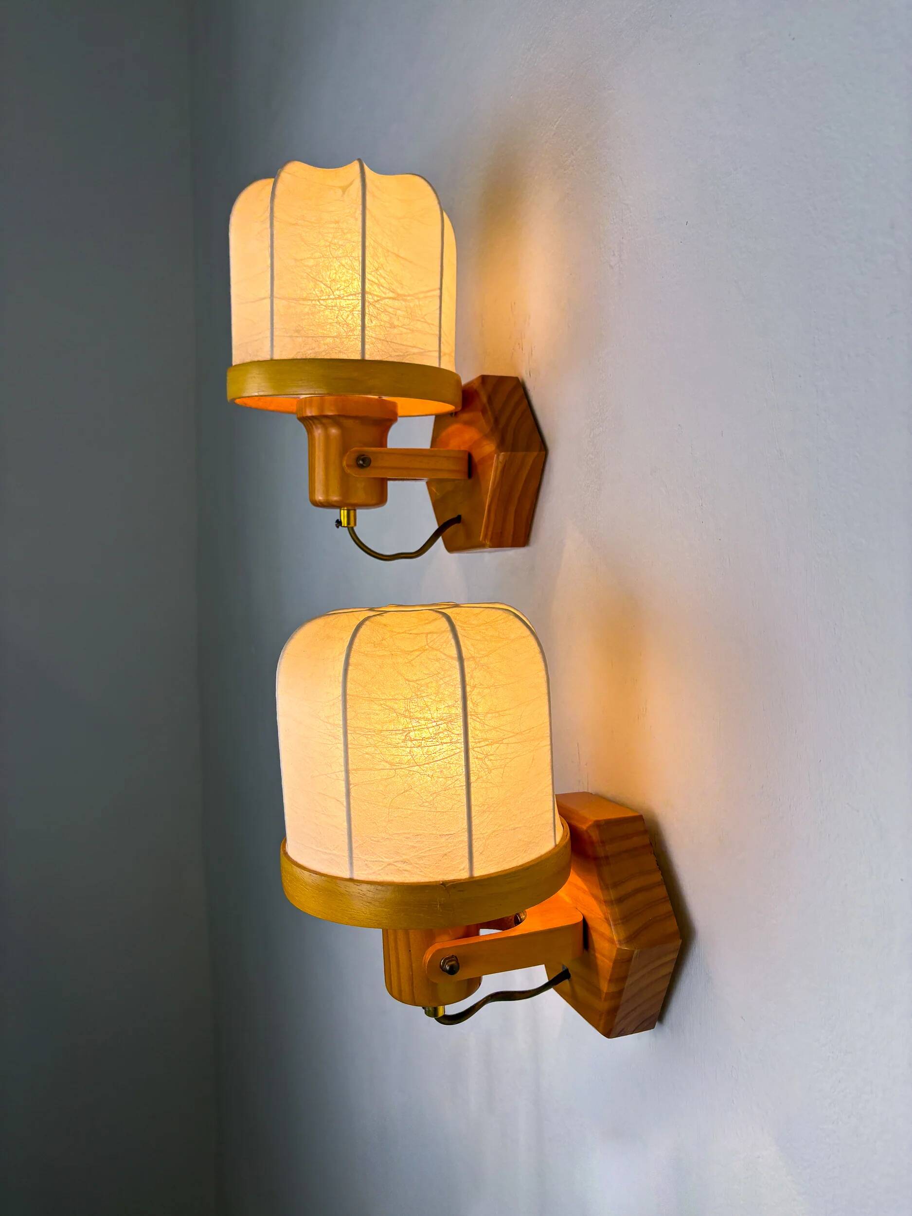 Pair of articulated "Cocoon" wall lights, resin and pine, Italy, circa 1970