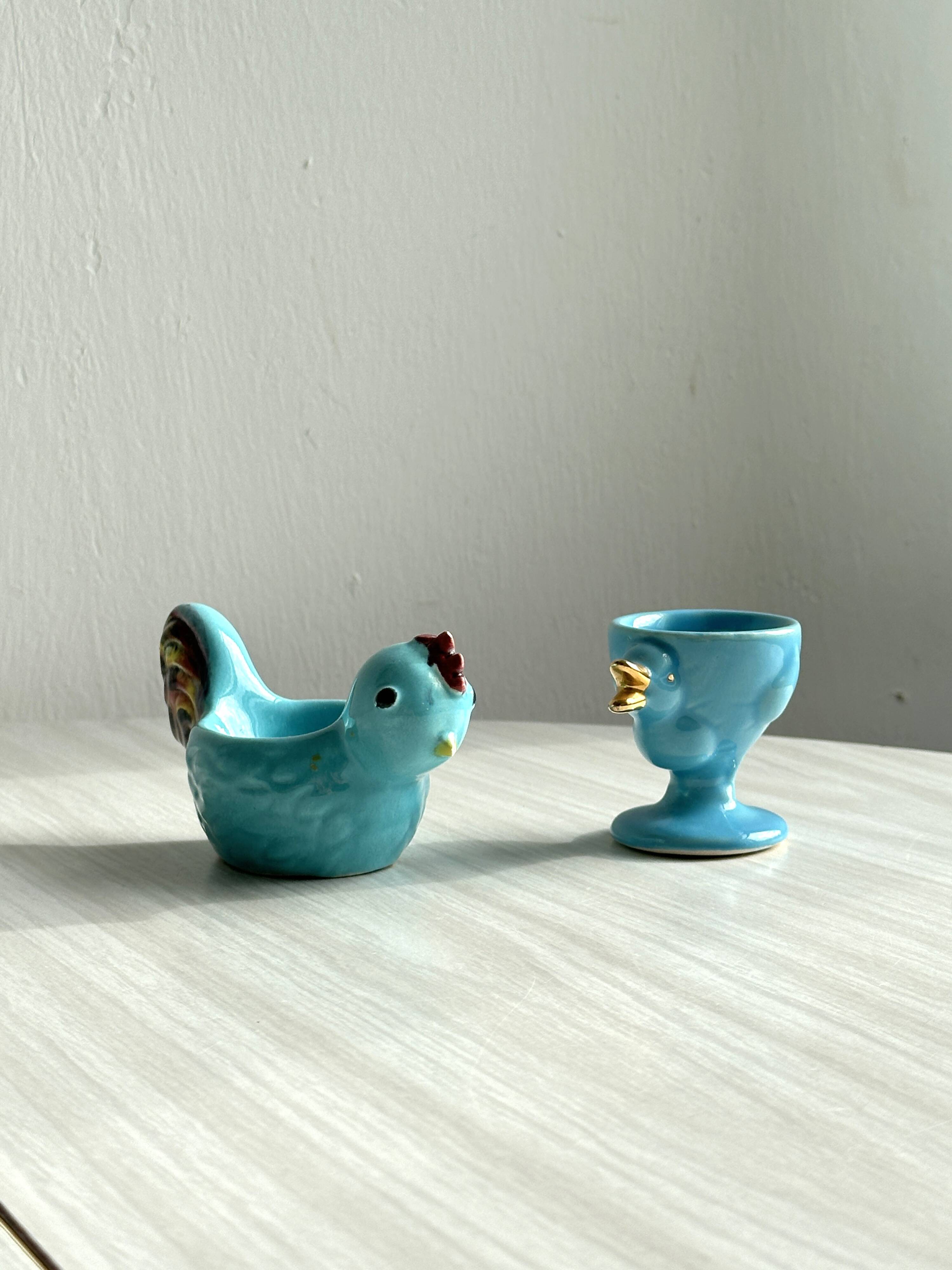 2 coquetiers en céramique bleue, coq et poussin