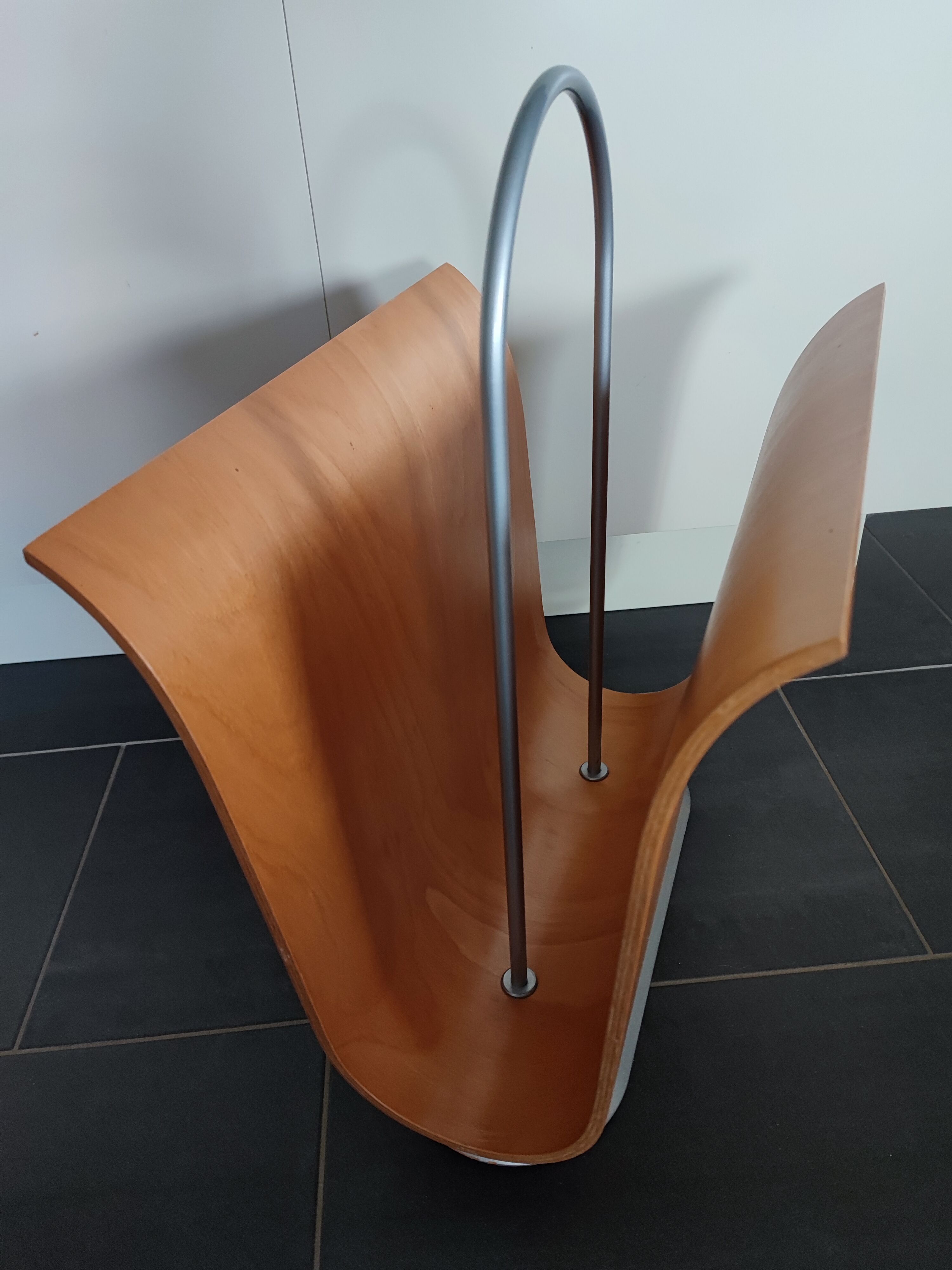 Roset line magazine and newspaper holder