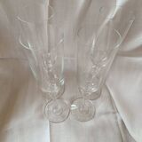 4 Flûtes à champagne  en cristal avec pieds ornementés de deux noeuds.