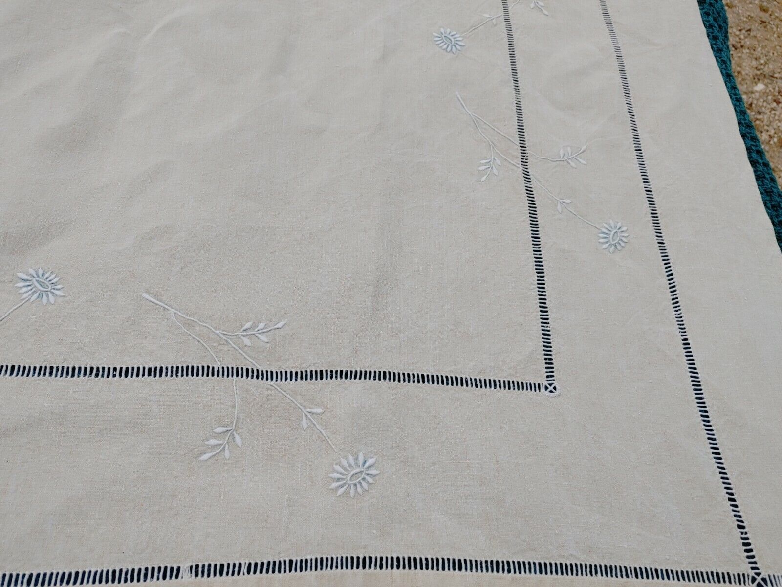 Drap ancien toile de lin retour, fleurs, monogramme brodé main 215 cm x 267 cm