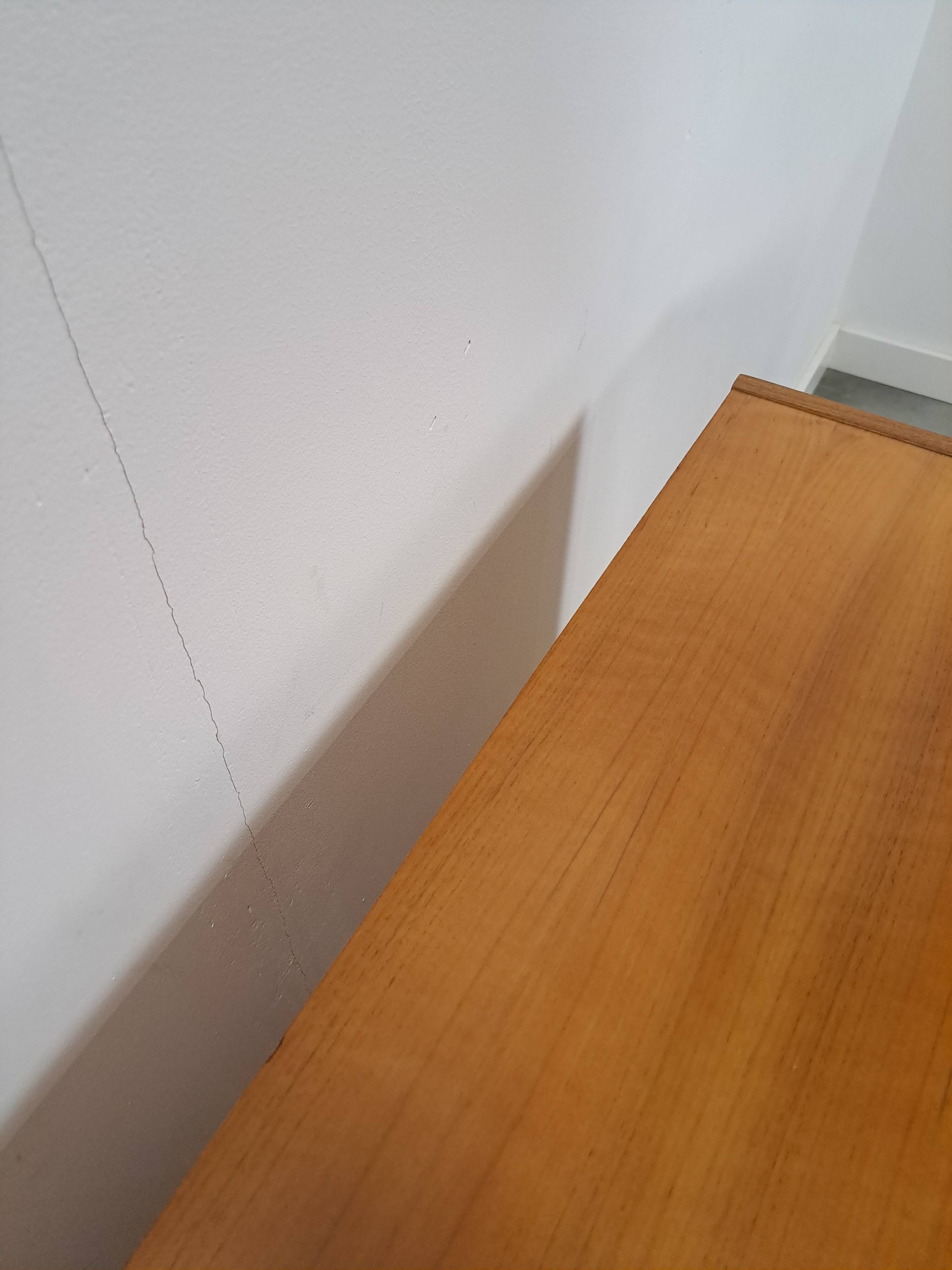 Mid-century notenhout fineer dressoir met 3 lades