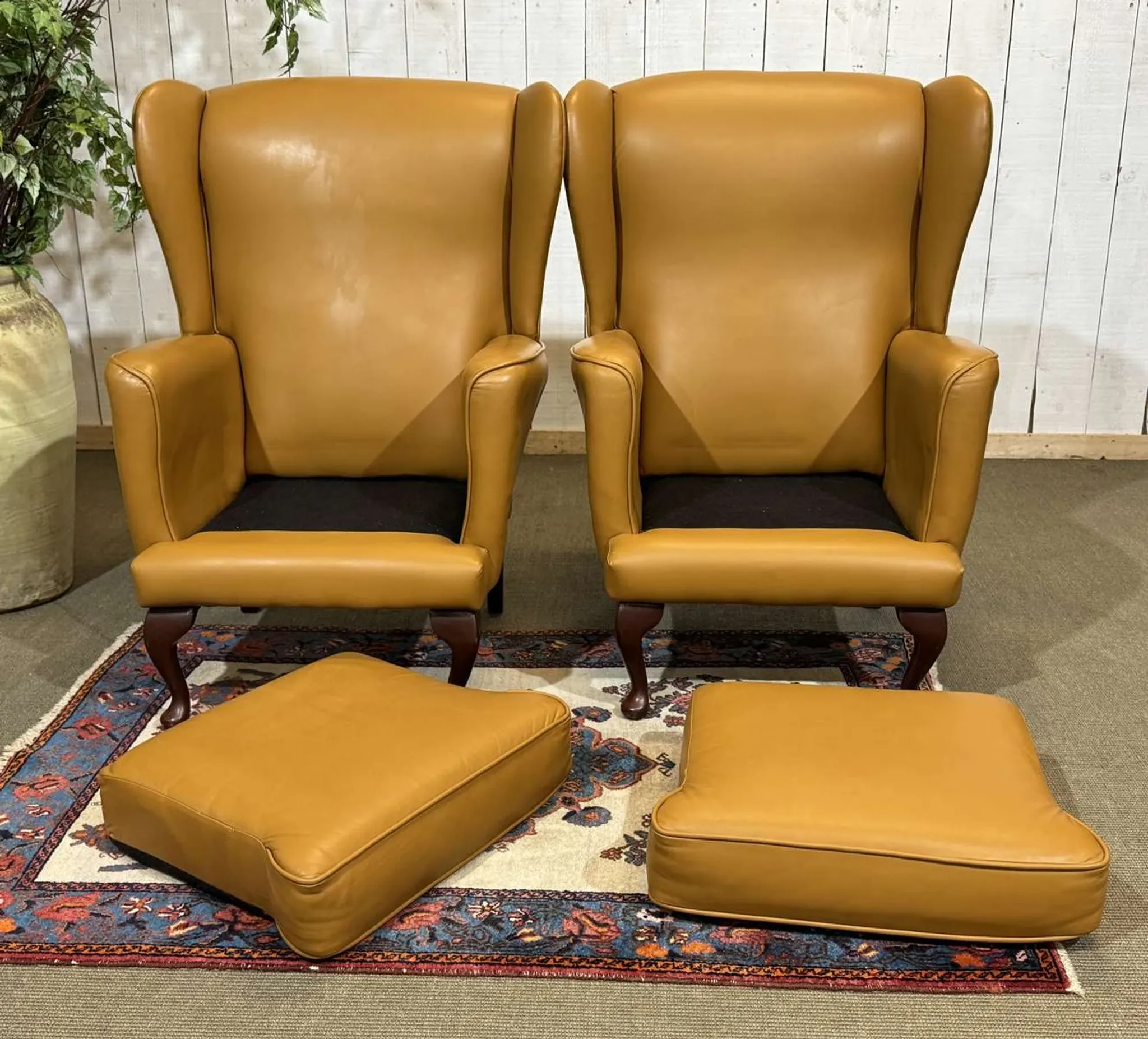 Pair of 1980s English wingback armchairs in leather.