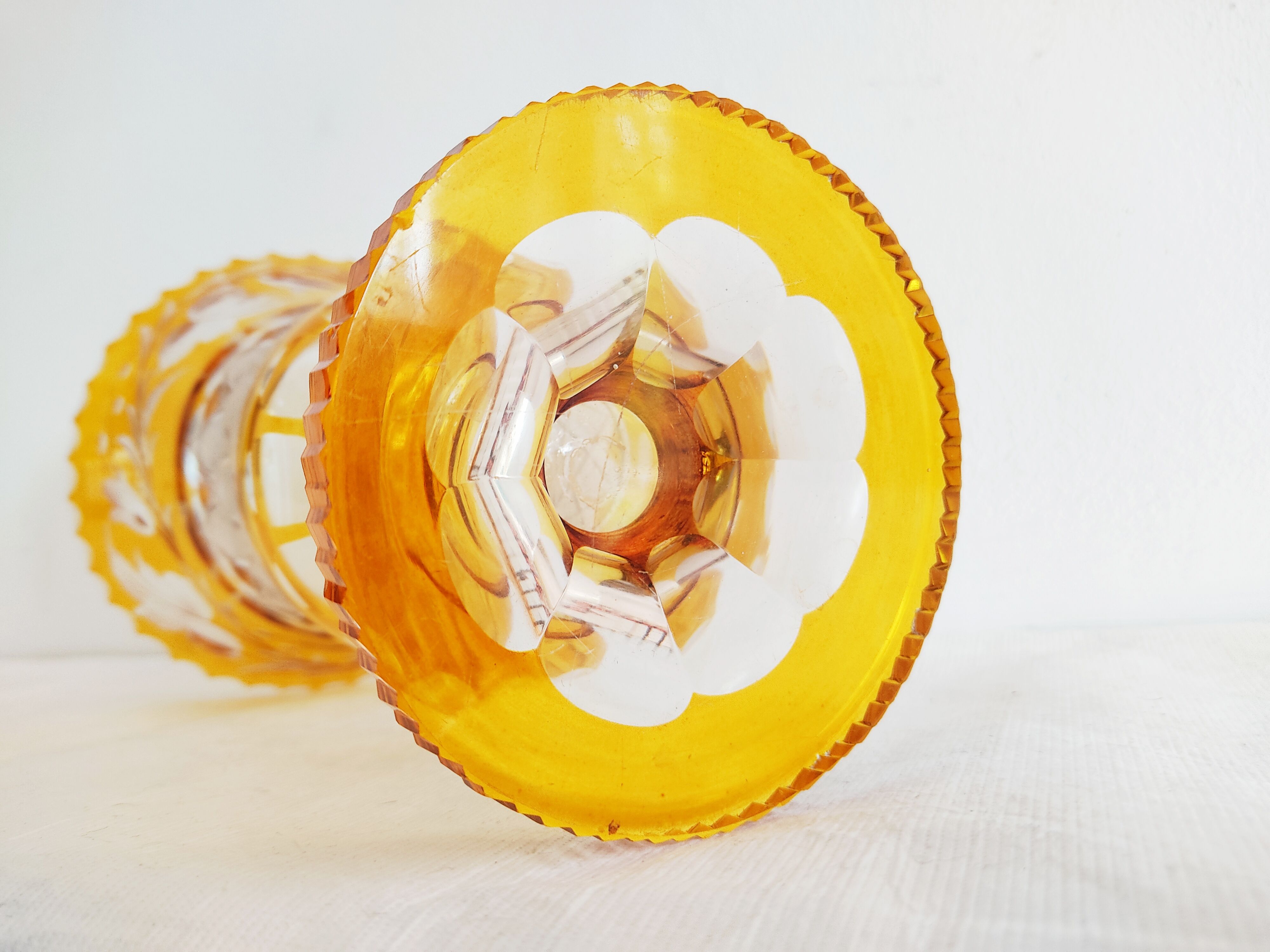 Vase verre doublé jaune fleurs incisées