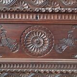 Coffre en bois sculpté