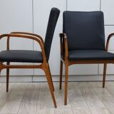 Suite de 2 fauteuils en cuir noir et bois