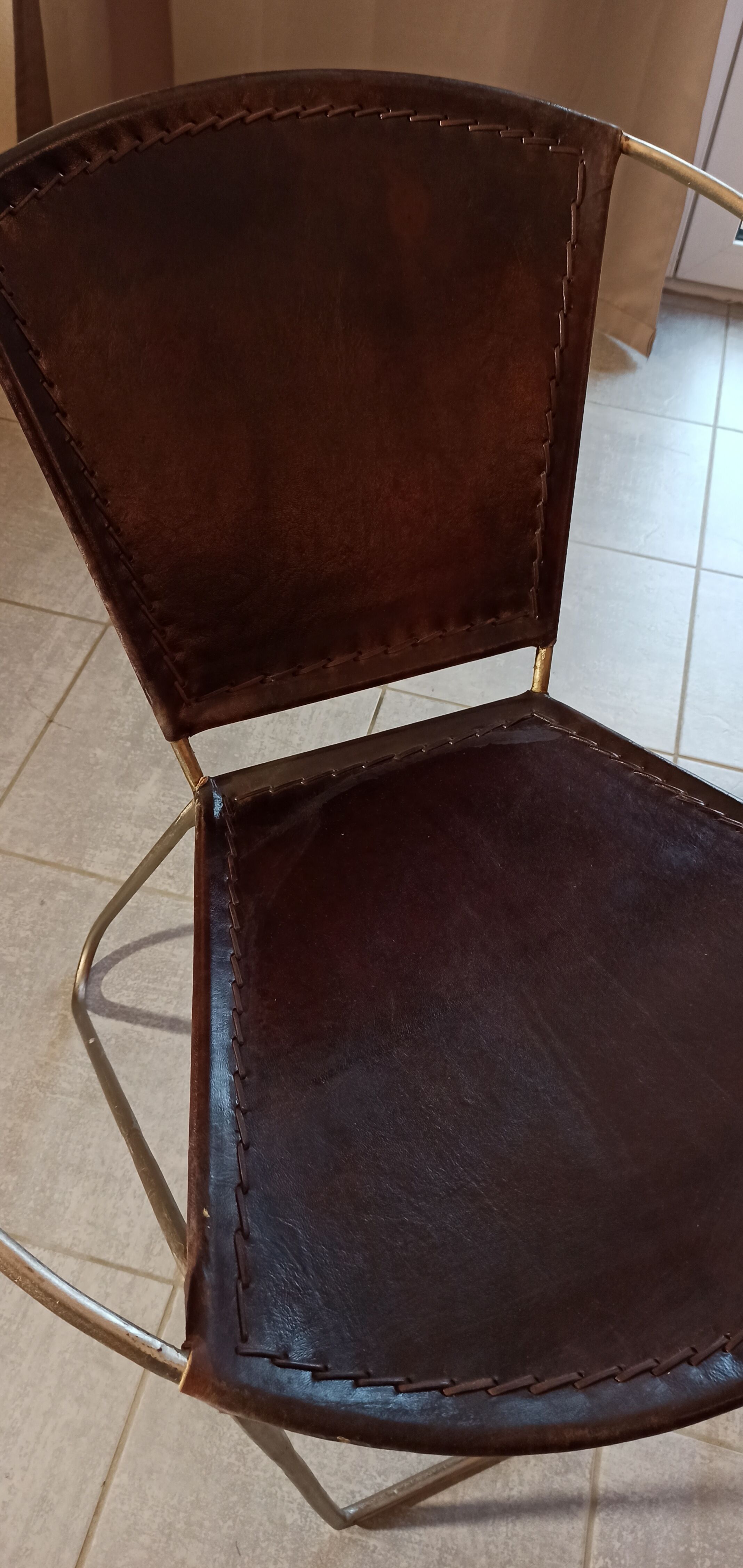 Paire de fauteuils en cuir marron foncé