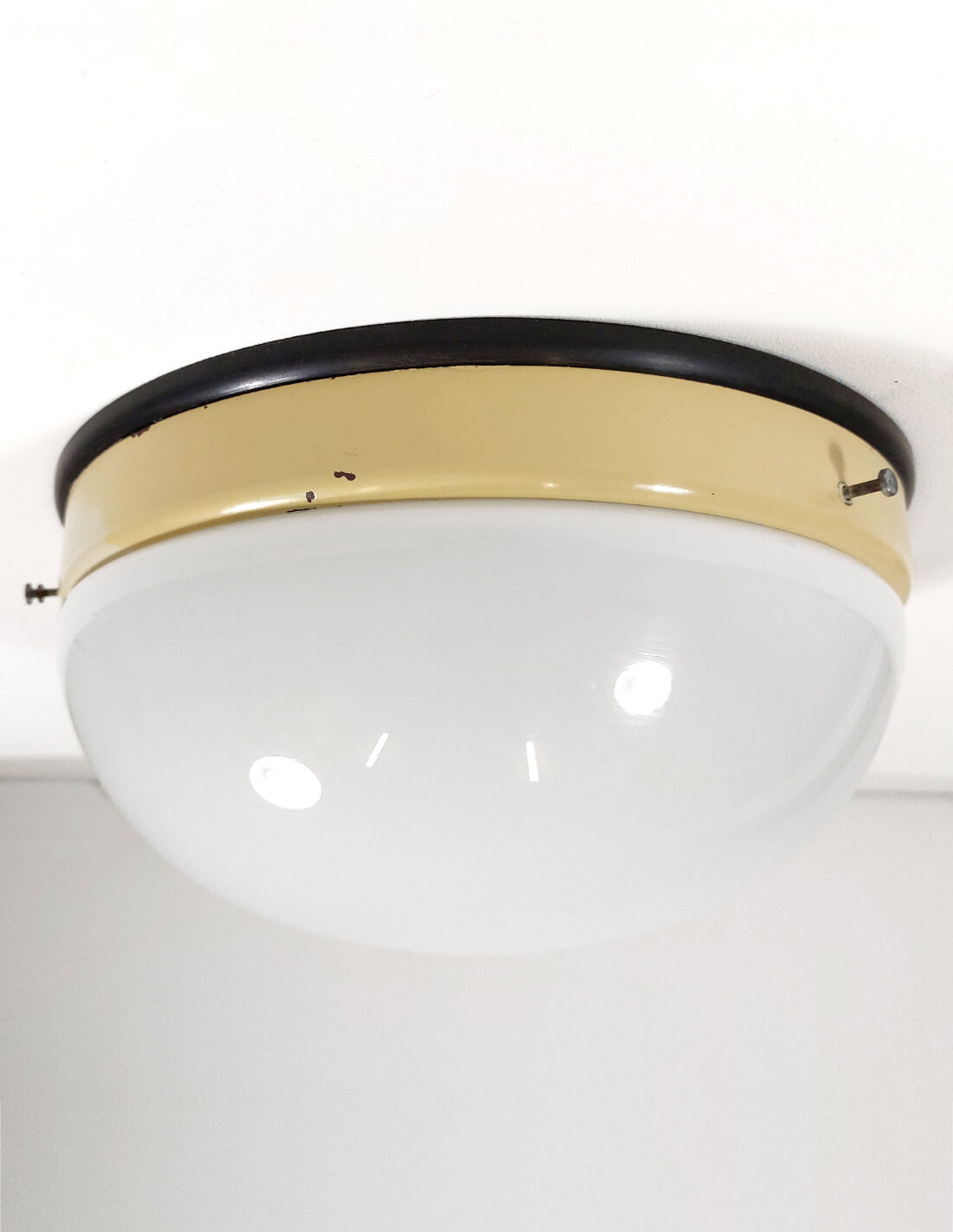 Plafonnier Bauhaus avec verre opalin et bakélite