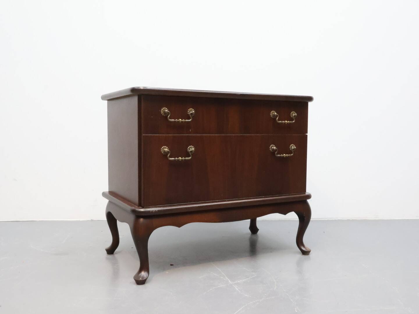 Ensemble de grande table de nuit style Queen Ann.