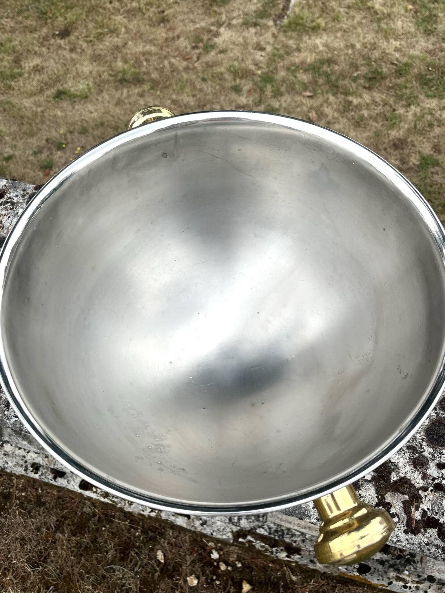 Grand seau à champagne en aluminium avec poignées dorées.