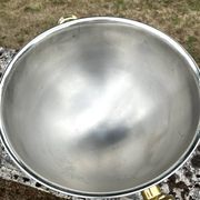 Grand seau à champagne en aluminium avec poignées dorées.