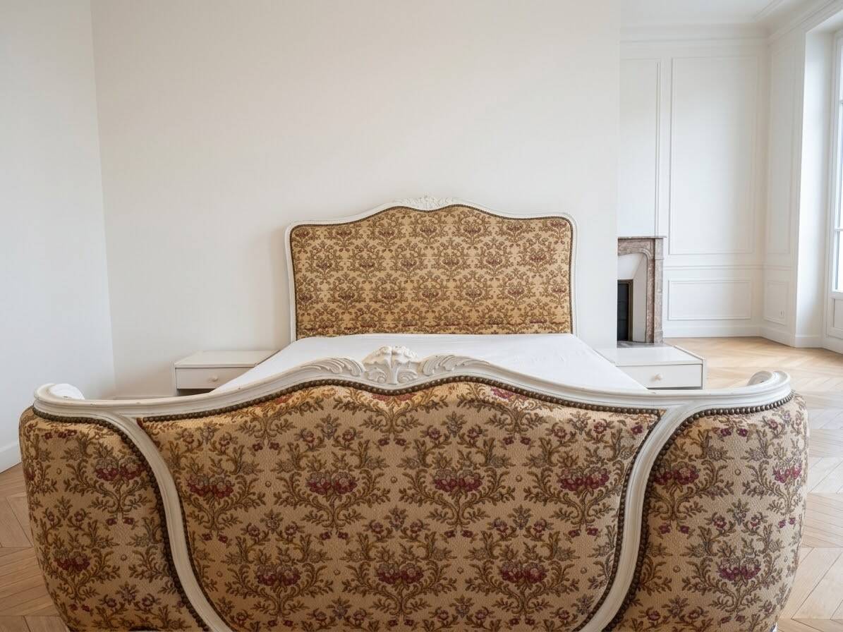 Double bed Louis XV in wood and floral fabric
