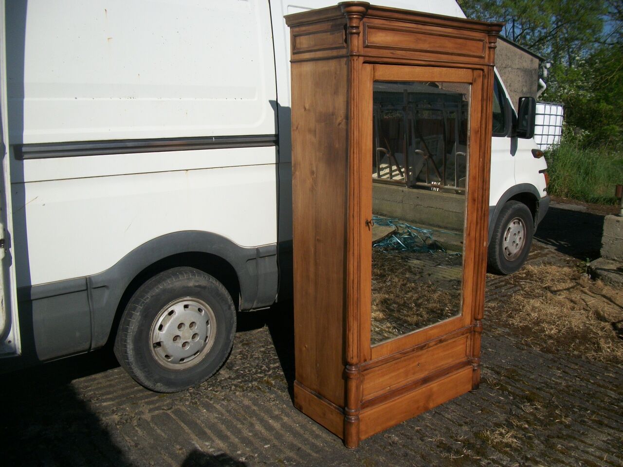 Bonnetière with mirror