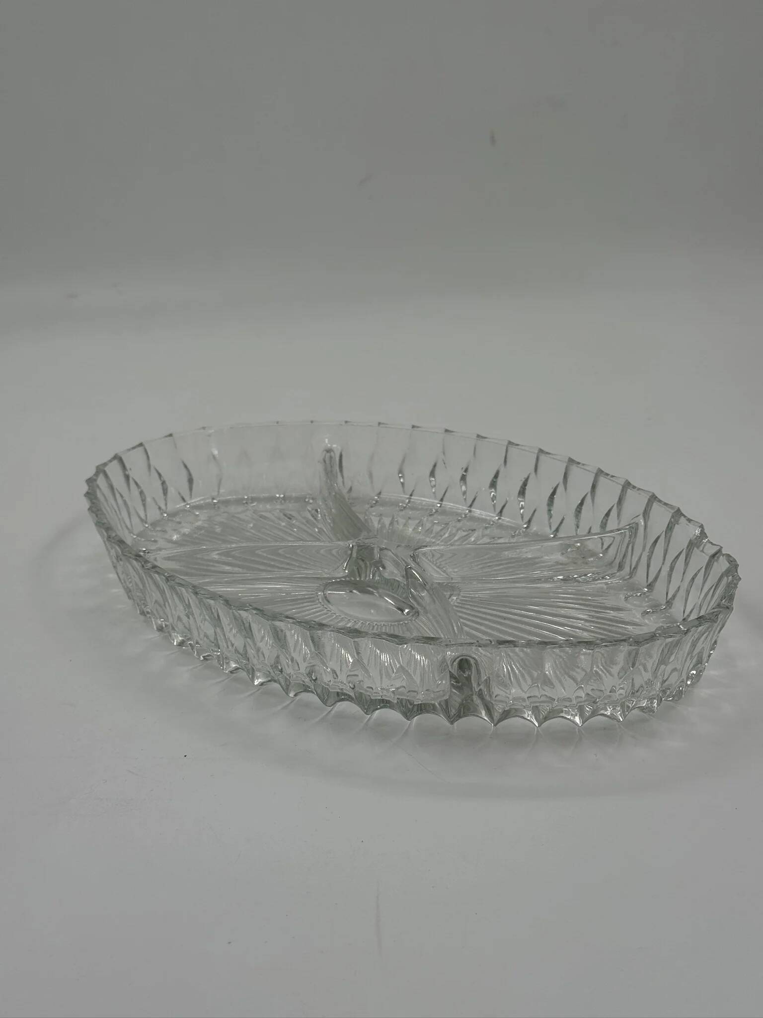 Plat de service vintage compartimenté en verre pressé