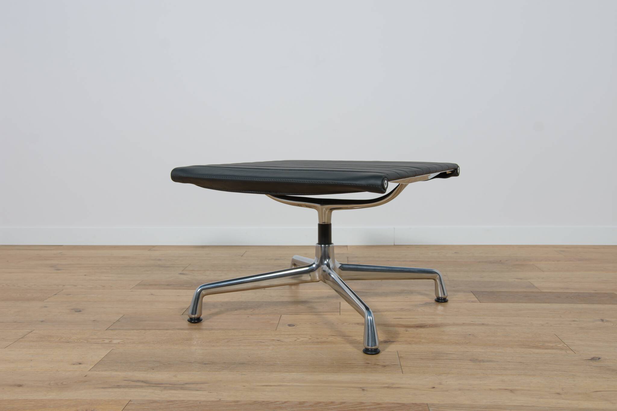 Eames Alu Group EA124 & EA125 Lounge Chair & Ottoman by Charles & Ray Eames for Vitra, 1980s.