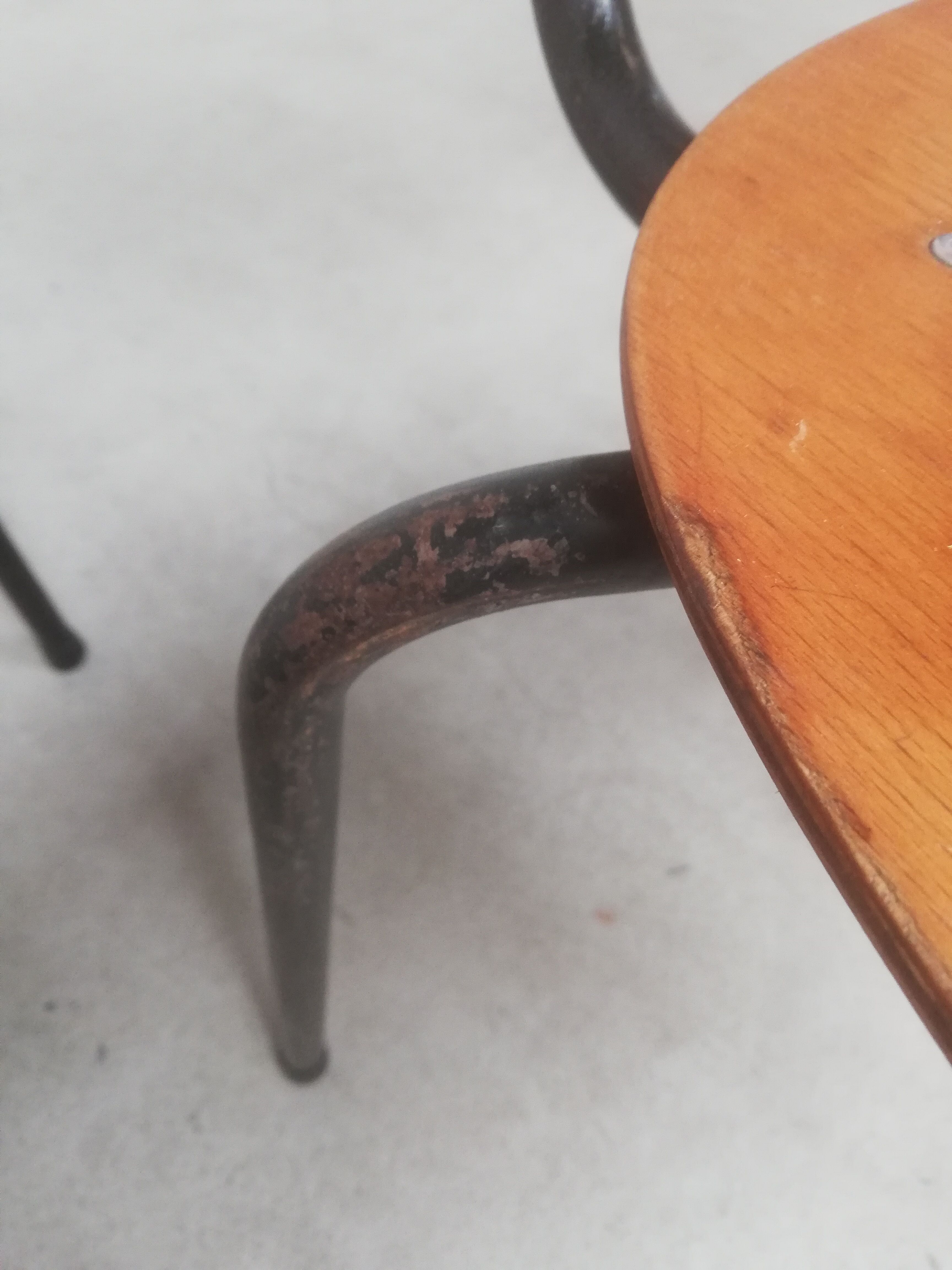 Série de 12 chaises en métal et bois