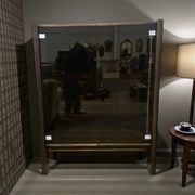 Vitrine vintage en bois massif avec verre fumé