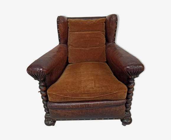 Fauteuil club en cuir à oreilles torsadé et clouté