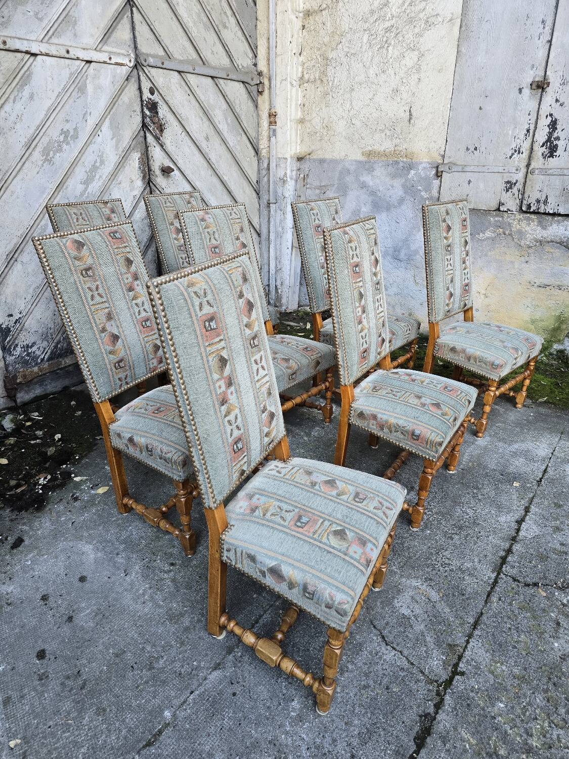 8 chaises en bois massif style Louis XIII