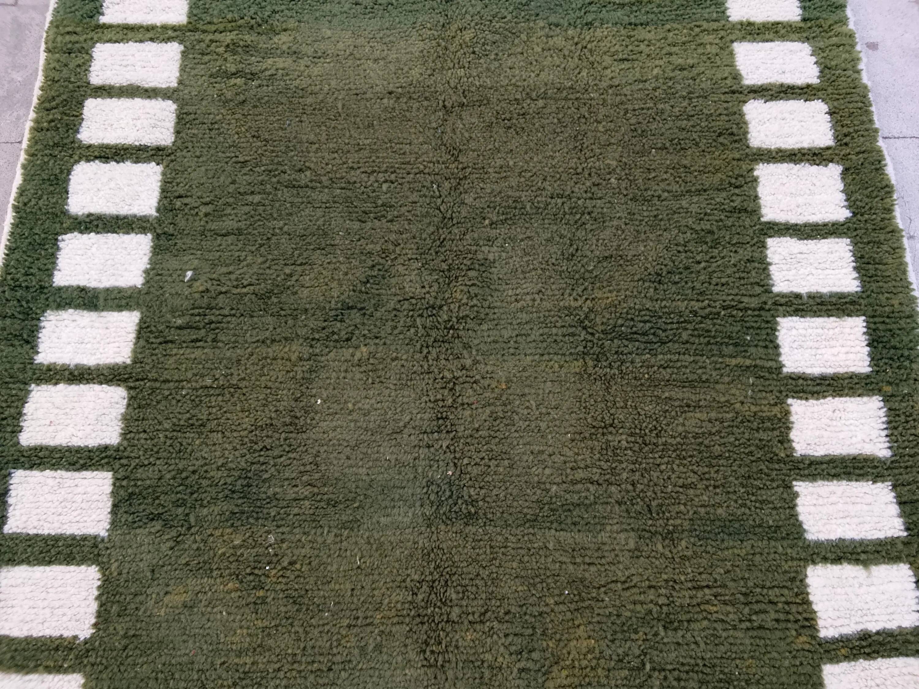 Handwoven Moroccan rug, natural wool, 250cm x 150cm, elegant decoration.