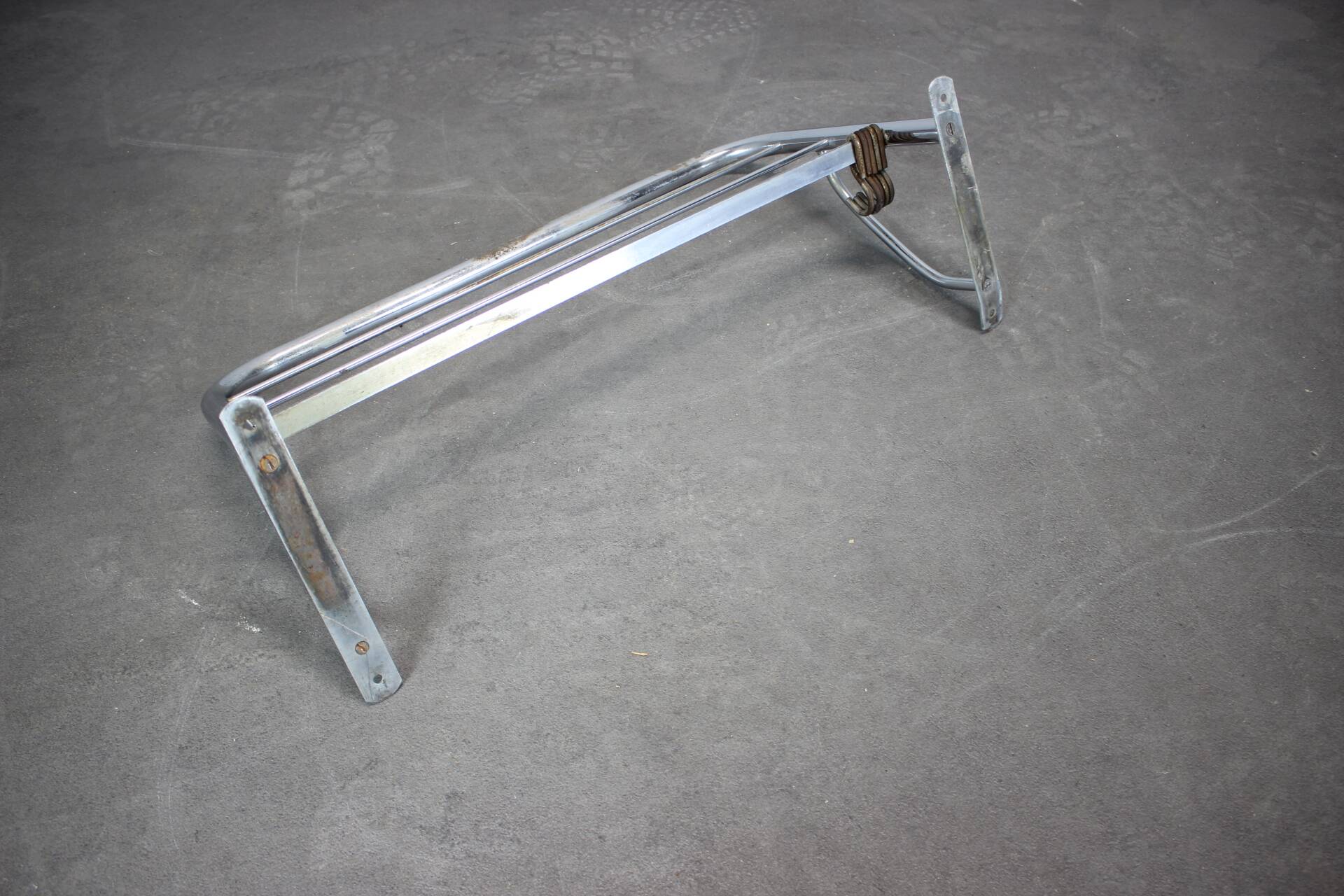 Porte-manteau mural chromé Bauhaus des années 1930